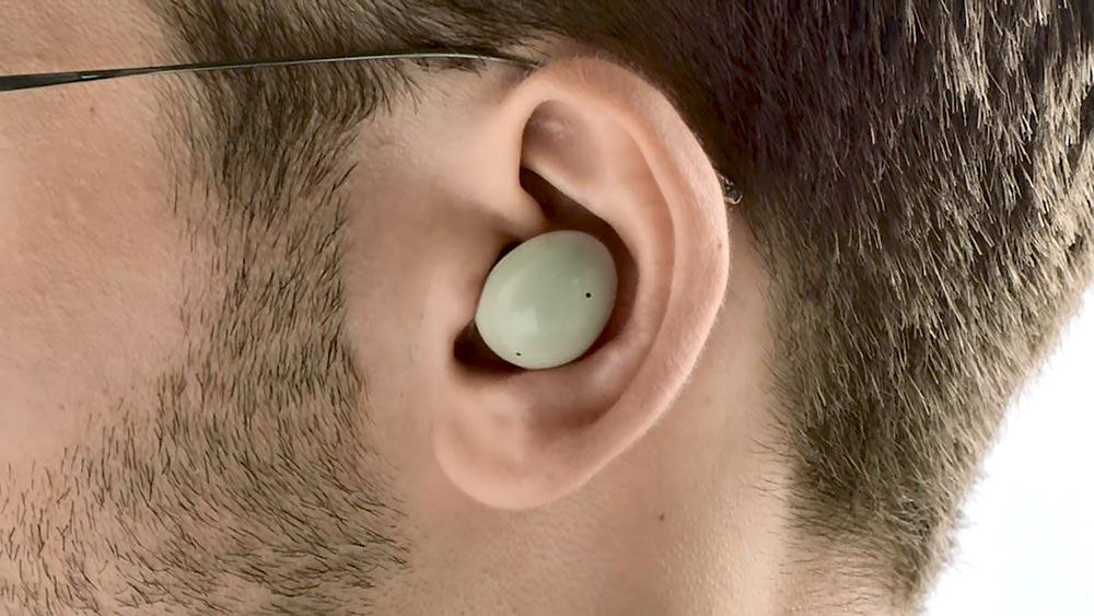 A man wearing Samsung Galaxy Buds 2 in his ears.