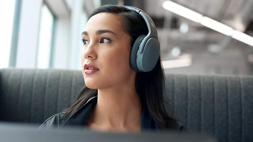 Woman with Skullcandy headphones